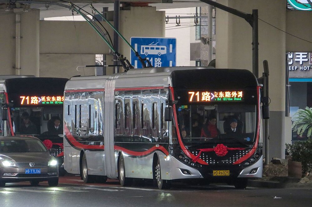 Vyhraje tendr na vozy opět Yutong? Na snímku článkový trolejbus ve městě Šanghaj. (foto: Wikiwand)