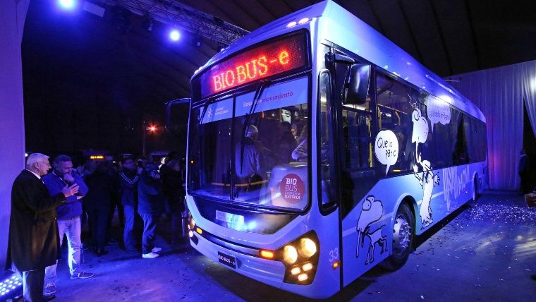 Nový trolejbus byl představen až o půl osmé večer a kvalitní snímek, který by se dal použít, nebyl zveřejněn žádný. (foto: Provincia de Santa Fe/Ciudad de Rosario/Movi)