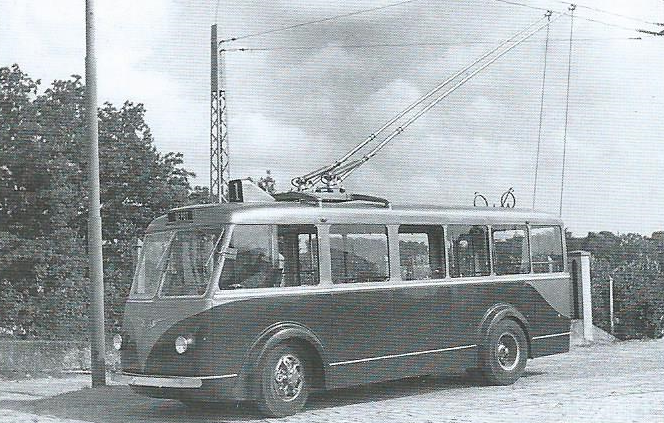 Tento vůz typu CS 35 působící v Poitiers pod ev. č. 21 byl vyroben o něco později než předchozí vozy téhož typu a je spíše podobný typu CB 40, což pak vedlo mezi odborníky k neshodám ve věci jeho správného označení. (foto: VETRA / archiv G. Mullera)