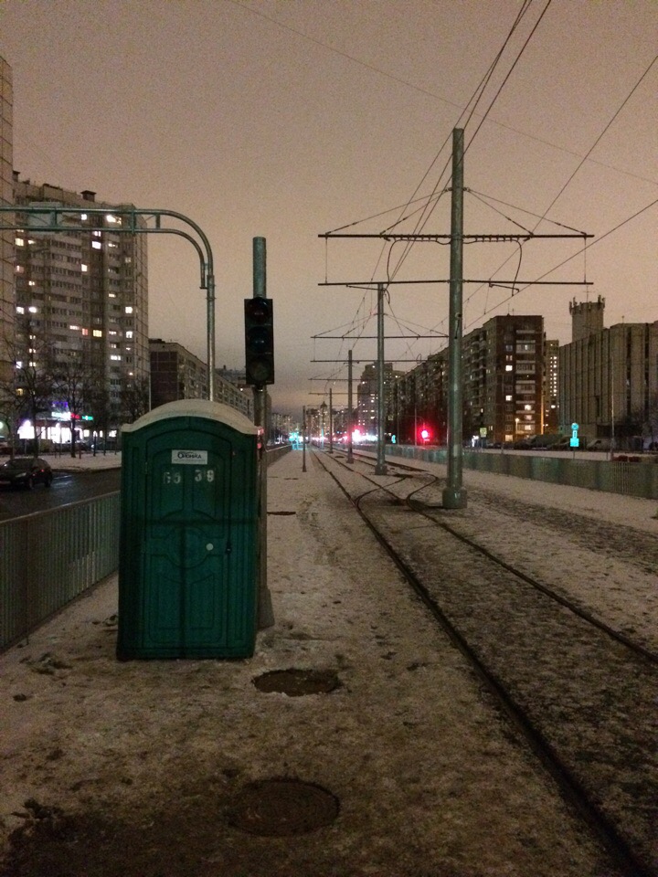 Na konečné Irinovskij prospekt je provizorně umístěno mobilní WC pro řidiče. Na prospektu Nastavnikov zatím nemohou jezdit auta. (foto: TKK)