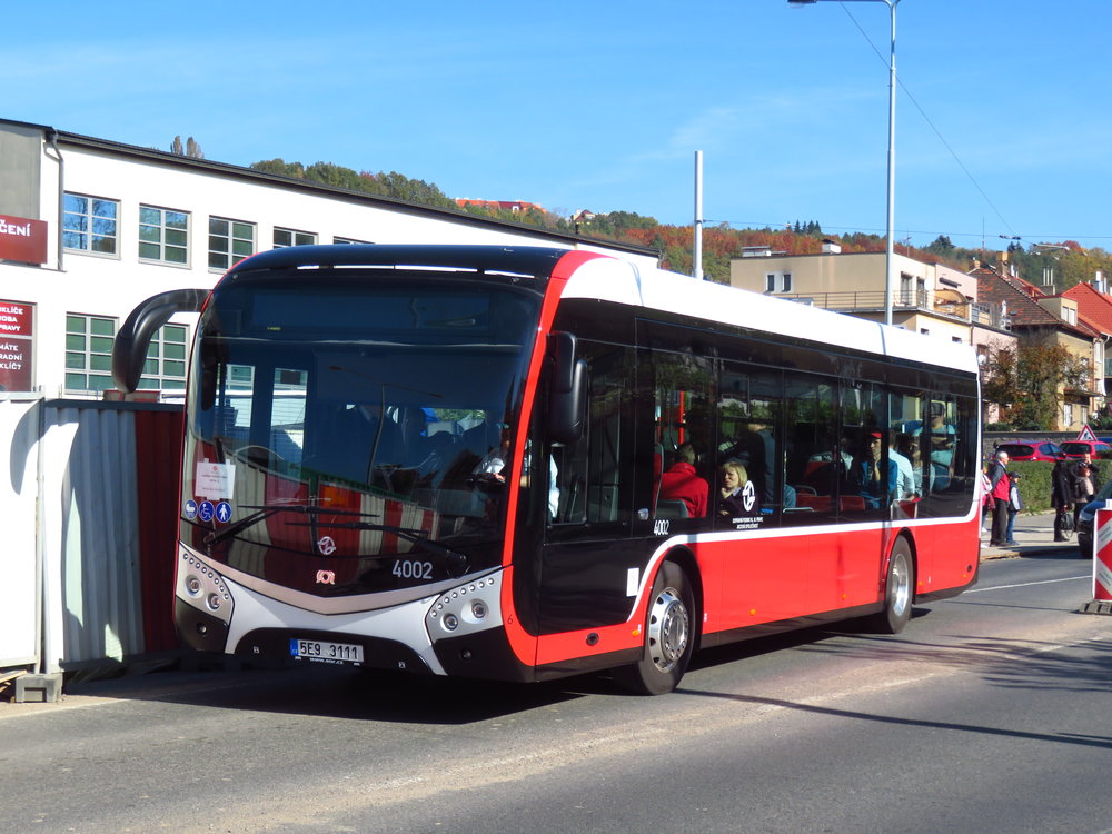 O trolejbus sice nešlo, ale i tak byl o svezení vozidlem SOR ENS 12 velký zájem. (foto: Ing. Filip Jiřík)