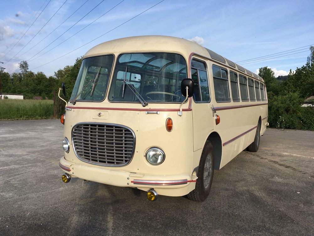 Nová pýcha společnosti Arriva Morava. Na tomto snímku vidíme zrekonstruovaný autobus Škoda 706 RTO LUX ještě v krémovém laku před doplněním modrých pruhů. (foto: Arriva Morava)
