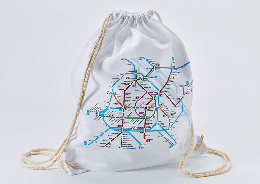 Úspěšnou novinkou mezi upomínkovými předměty Wiener Linien je bavlněný batůžek se schématem linkového vedení metra a S-Bahnu. (foto: Wiener Linien)