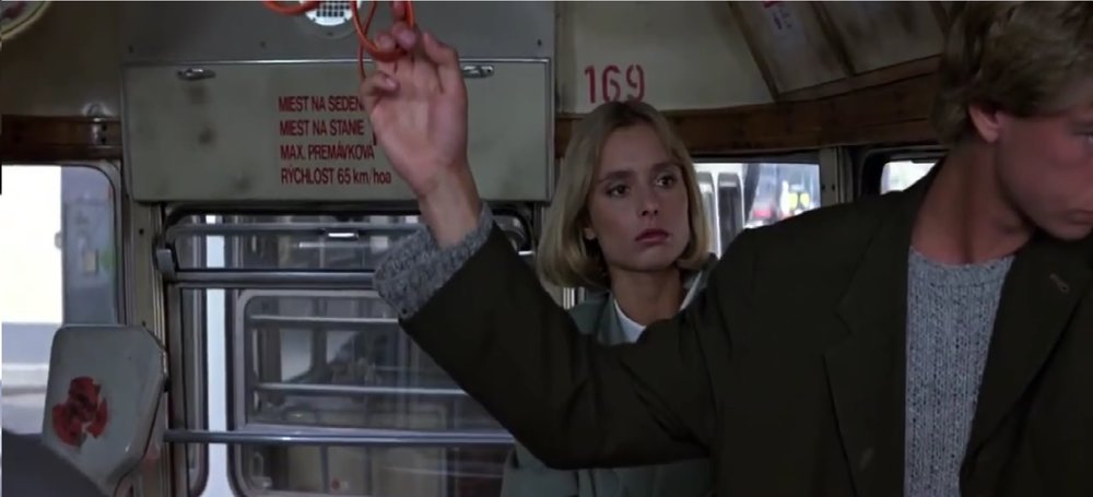 Na tomto záběru z filmu je anglická herečka Maryam d’Abo v roli Kary Milovy na plošině vozu typu L4. Je zde možné vidět nápisy ve slovenštině a ev. č. 169. (Převzato z filmu Dech života/The Living Daylights)