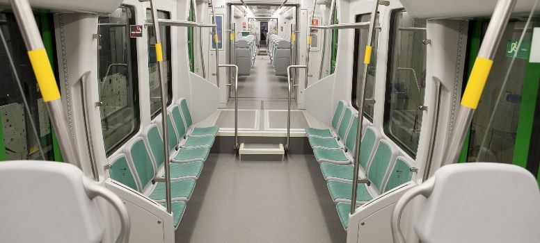 Interiér dvousystémových vozidel je poněkud jiný, než známe u většiny klasických tramvají dnešní doby. Maximální kapacita udávaná pro pohodlnou přepravu je 215 osob, z toho 84 sedících. (foto: CAF)