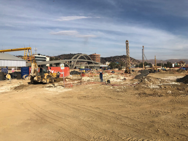 Staveniště v místě budoucí hlavní stanice tramvají na starším snímku, dole pak vidíme snímek ze září 2019. Kdysi tudy jezdily vlaky. (foto: 1x Molinari Rail AG, 1x KORG MIUSIC STUDIOS)