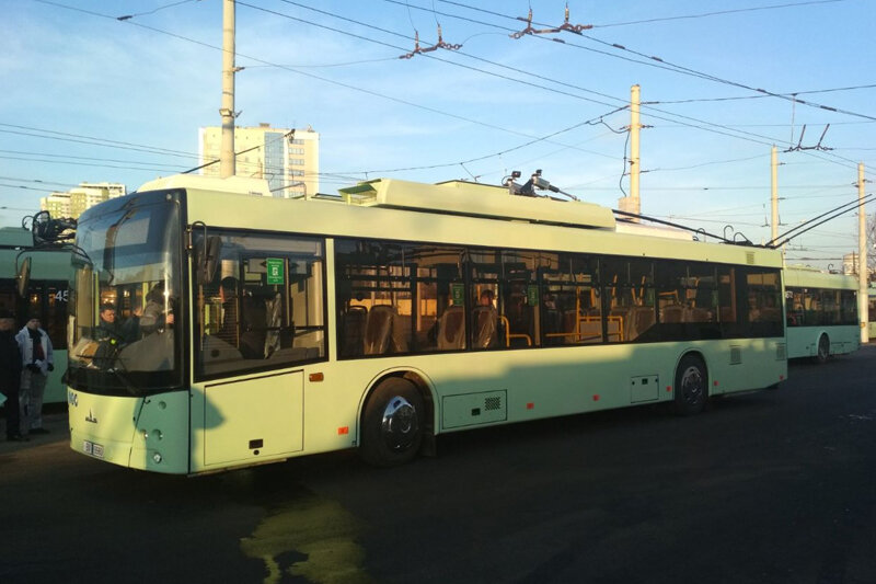 Nový trolejbus na snímku z minulého týdne. Je uzpůsoben pro jízdu bez trolejí na vzdálenost do 15 km. (foto: blizko.by)