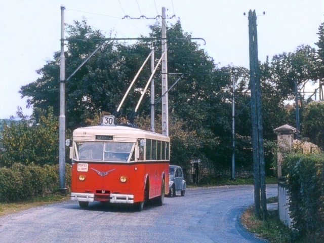 Vozy typu CS 60 tzv. "1. generace" jezdily z Lyonu do obce Francheville, jmenovitě do její čtvrti Francheville-le-Haut. (foto: Adrien Gondin / repro z 91. čísla časopisu Charge Utile)
