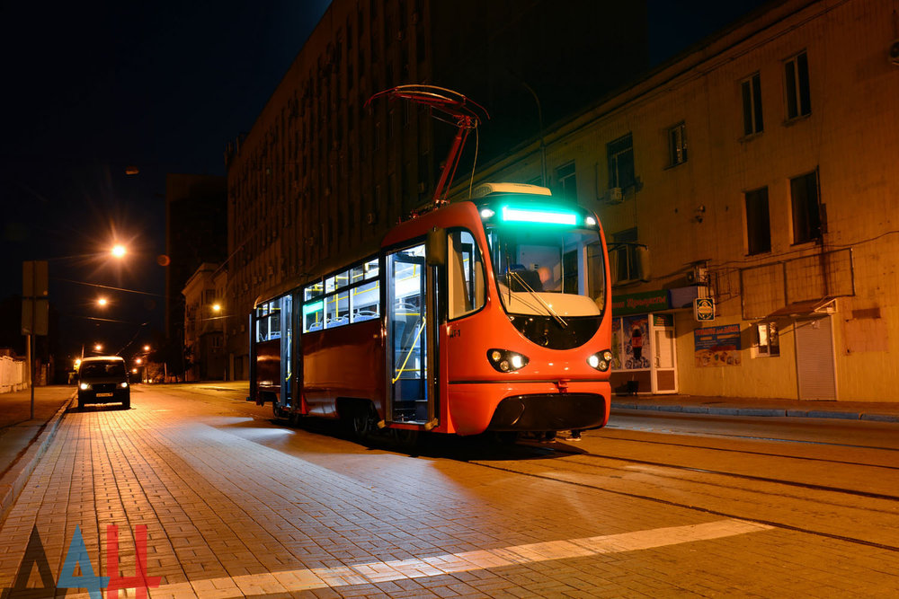 Na snímku z noci z 25. na 26. 8. 2018 vidíme tramvaj typu DT-1 při svém prvním putování ulicemi Doněcka. (foto: Донецкое Агентство Новостей)