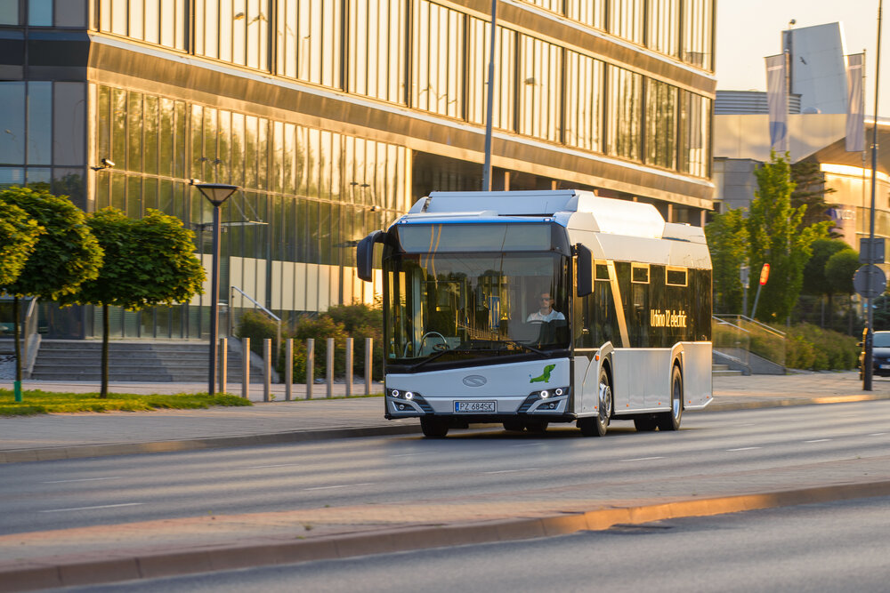 Tento snímek nám představuje elektrobus Solaris Urbino 12 electric. Podobně bude vypadat také upravené Trollino. Po klasických sběračích budete u vozidla pátrat marně. (foto: Solaris Bus & Coach)