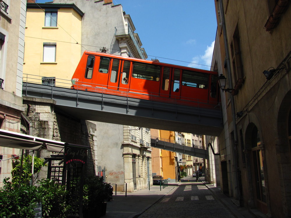 Dochované lanové dráhy F1 a F2 kříží mosty ulici poblíž spodní zastávky Vieux-Lyon. (foto: Ing. Filip Jiřík)