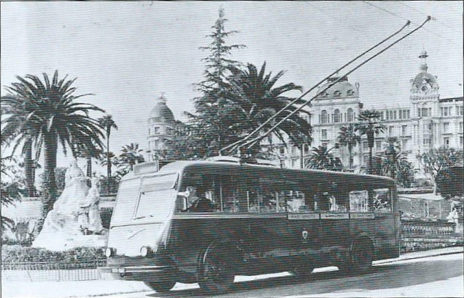 Niceský vůz typu CS 60 ev. č. 8 pózuje před památníkem královny Victoria. (foto: TRINDEL / archiv G. Mullera)