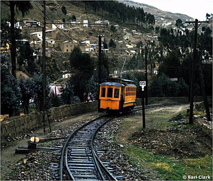 Na tomto snímku vidíme strmou trať z La Pazu do El Alta. Tato trať byla vlastněna železniční společností, pro provoz cestujících se však do roku 1974 běžně využívaly tramvaje. (foto: Earl Clark)