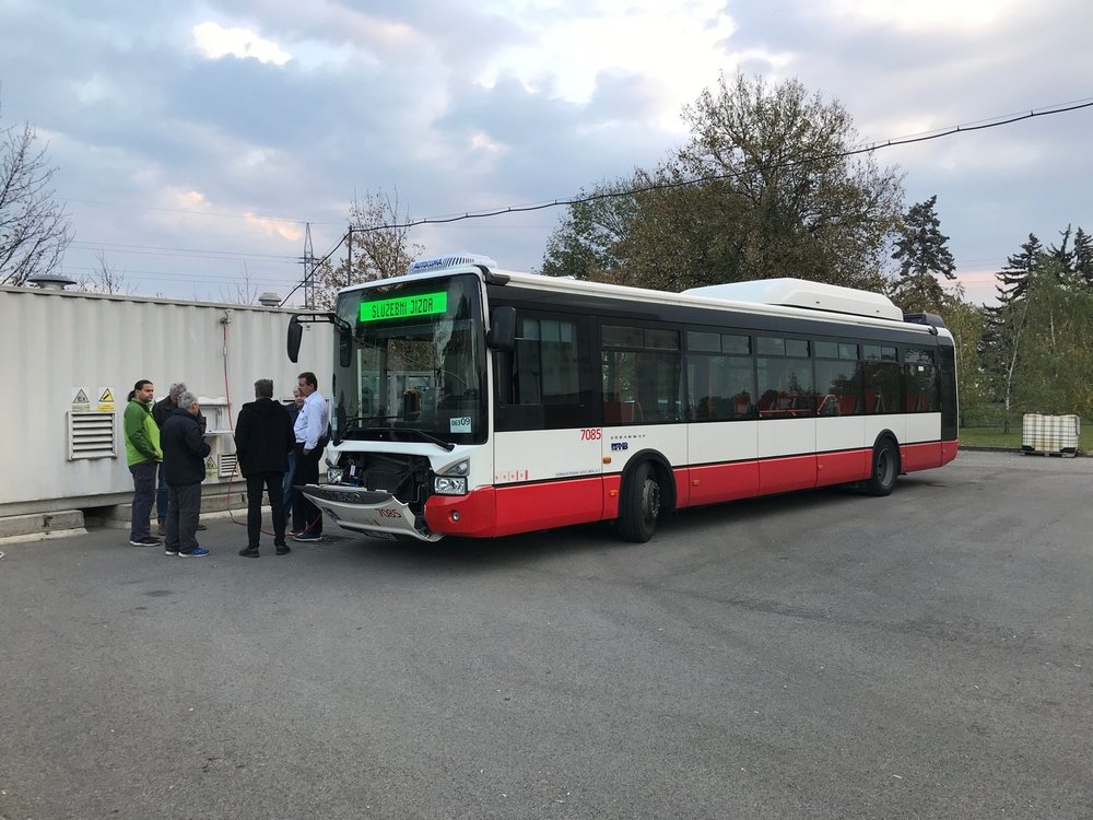 Autobus Iveco Urbanway 12m CNG ev. č. 7085 během plnění na stanici u čističky. (foto: DPMB)