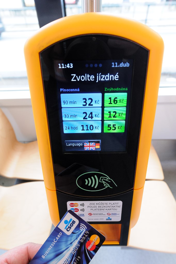 Platba bezkontaktní platební kartou bude možná ve všech tramvajích DPP. (foto: DPP)