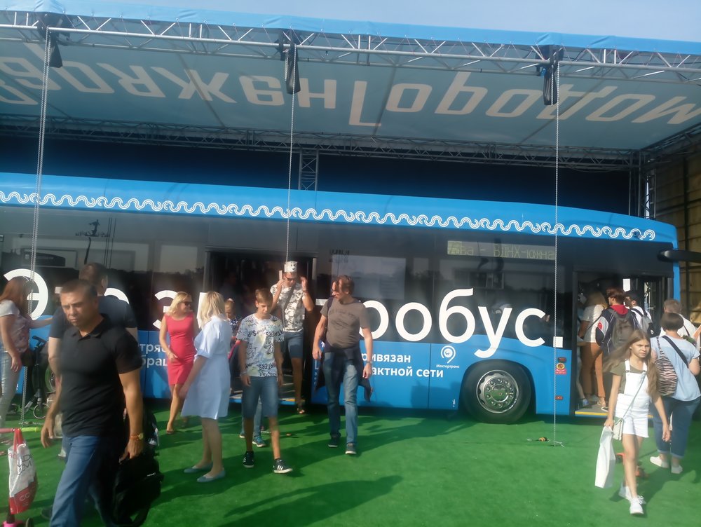 Dát namísto spalovacího motoru do vozu baterie uměli už naši předci, teprve nyní se na tom dá ale pořádně vydělat. Snímek je ze dne 1. 9. 2018, z velké prezentace u VDNCh. (foto: Ilja Novikov)