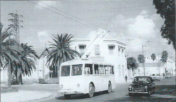 Tuniský trolejbus VETRA CB 45 se na lince č. 8 vrací do centra. Fotografie je z roku 1957. (foto: J. Wiseman)
