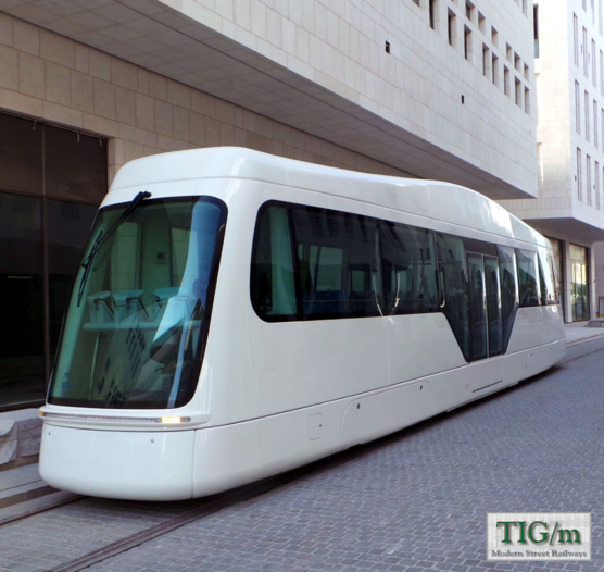 Nová částečně nízkopodlažní tramvaj pro Dauhá s bateriovým pohonem. (foto: TIG/m)