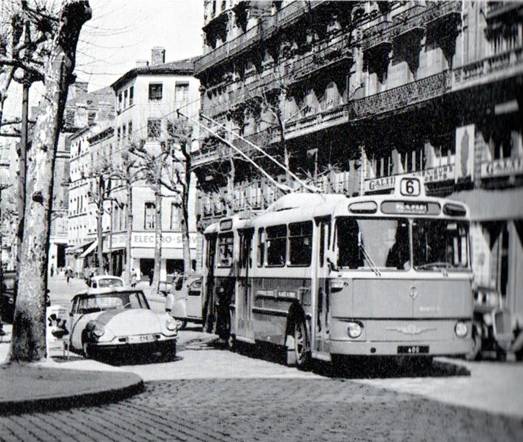 Zde vidíme také vůz typu VCB 80 ev. č. 400 v Lyonu, jenže se jednalo o druhý prototyp, který se odlišoval v drobnostech (např. na předním nárazníku vidíme otvor, za kterým je skryt hák pro odtah vozidla, na prvním prototypu byl ale hák přímo na nárazníku). Vůz byl po odzkoušení vrácen Berlietu, který jej udal v Dijonu.

 

 

Vlevo vidíme popis prototypu VCB 80. Jeho charakteristiky byly od vozů typu VBH 85 mírně odlišné, avšak nakolik, nelze jen tak říci, protože v popisu uváděná čísla se, tak jako v mnoha předchozích případech, rozcházejí s čísly prezentovanými jinými zdroji. (zdroj: sbírka Jeana Capoliniho)