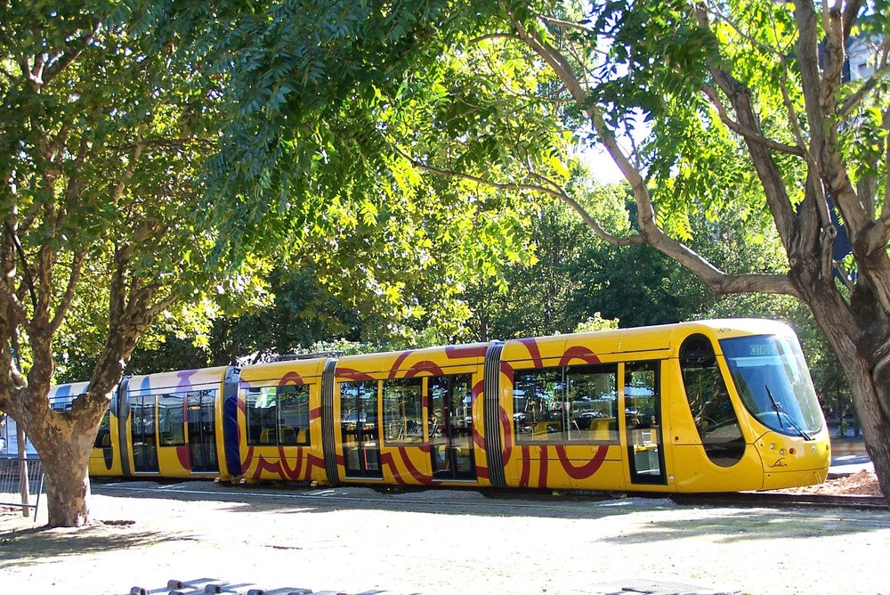 Přibližně první rok provozu byly na nové tramvajové trati u čtvrti Puerto Madero provozovány dvě tramvaje Alstom Citadis zapůjčené z Mulhouse. Poté je vystřídala v rámci sjednaného pronájmu dvě podobná vozidla z Madridu a jedno z nich nakonec v Buenos Aires zůstalo, když bylo odkoupeno za cca 5 mil. eur. (foto: Aquilino González Podestá)