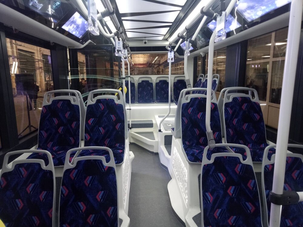 Čistý interiér se zajímavě řešeným stropem.