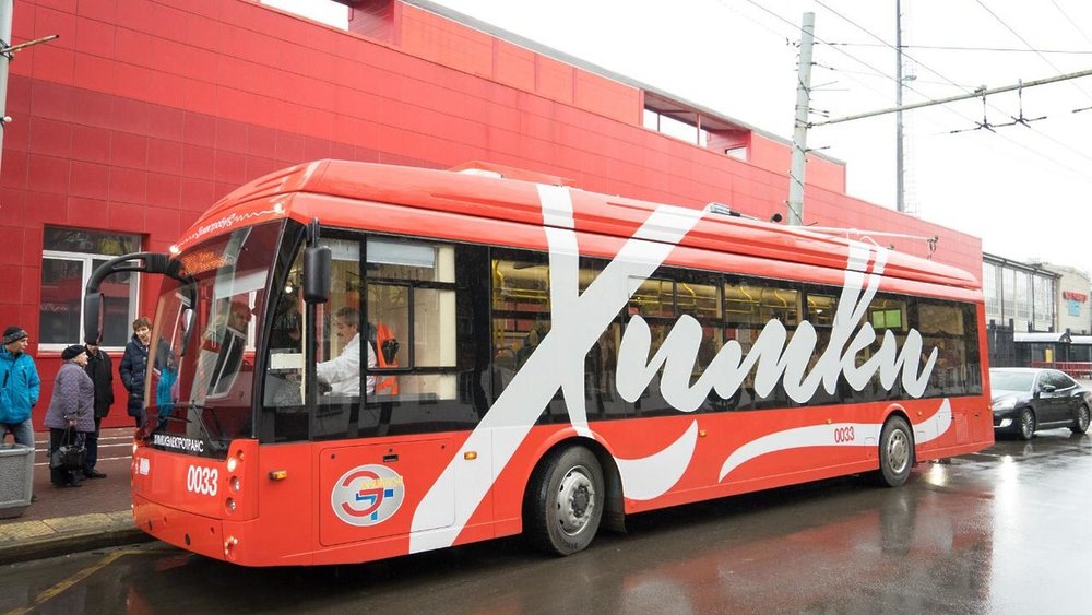 Chimki se pochlubily 9. listopadu 2018 novým parciálním trolejbusem. V parku mají už dva takovéto zástupce. Po zkouškách by měly nové vozy do ostrého provozu vyjet od prosince. (foto: пресс-служба администрации городского округа Химки)