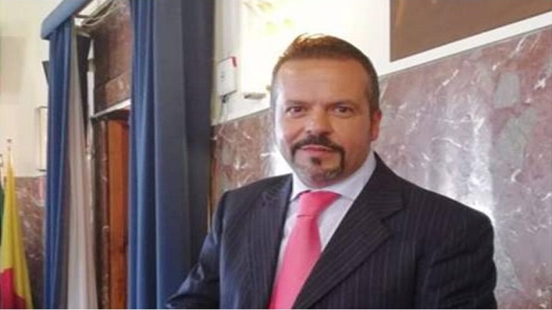 Na snímku vidíme radního Messiny Libera Gioveniho, který má od srpna 2018 jako předseda jedné z městských komisí důležité slovo v oblasti messinské dopravy. Na konci září 2018 přišel Gioveni s tím, aby se namísto tramvaje zvážila možnost zavedení trolejbusů. “Myšlenku trolejbusů lze považovat za optimální řešení ze všech hledisek (větší rychlost a tichost, žádný problém s vibracemi, lehké a ekologické vozy, minimální údržba ve srovnání s drahými tramvajemi),” prohlásil mimo jiné. (foto: Comune di Messina)