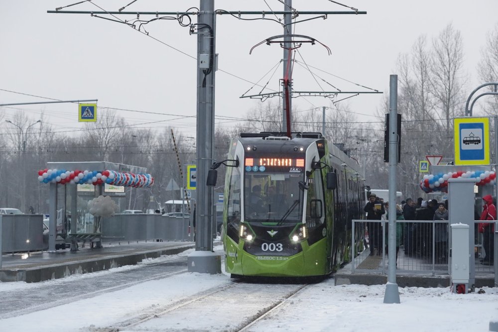 Politicko-úřednická delegace Petrohradu na výjezdní poradě dne 11. prosince 2018, při které byla tramvaj na modernizovaném úseku otestována. (foto: TKK)