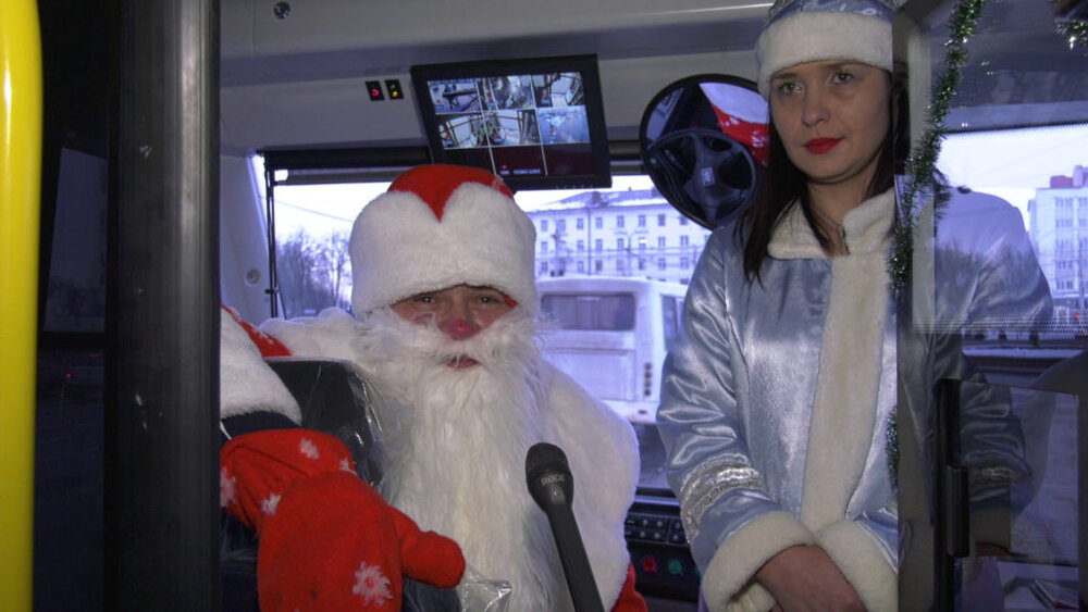 Tato dvojice dělala na Silvestra lidem příjemnou společnost. Zejména Děda Mráz si nemohl ovládání trolejbusu vynachválit. (foto: Teleradiokompanija Vitebsk)