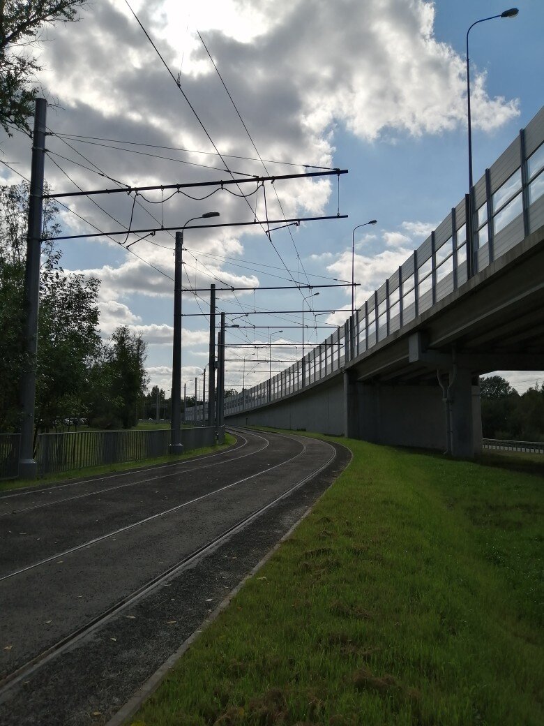 Pryč je letitý nepořádek a nevzhledná náletová zeleň. Snímek je pořízen nedaleko konečné ž/d St. Rževka (foto: TKK)