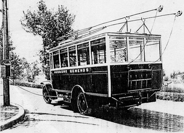 Konečná v Gémenos neměla ve svých počátcích smyčku, a tak se vůz otáčel se sklopenými sběrači, přičemž napájen byl kabelem, jak jde vidět na snímku. (foto: archiv Joëla Darmagnaca a Marca Bargiera)