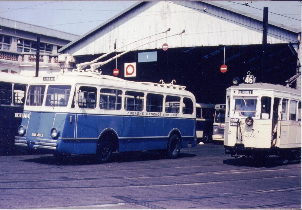 Vozy typu O.T.M. 2 byly během svého života rekonstruovány. Na snímku vůz ev. č. 304 (ex-TB 4) v marseillské vozovně St.-Pierre. (foto: Don de Noël Mailliary / sbírka Rolanda le Corffa)