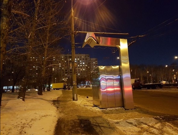 Nabíjecí stanice s ramenem směřujícím směrem k chodníku na konečné 6-j mikrorajon Bibireva. Sice se má jednat o dočasné řešení, neboť zatím dochází ke kolizi s trolejovým vedením, nicméně i tak se zřejmě zbytečně mrhalo prací i penězi na to, aby se stavba ramena v opačném směru realizovala. Dle některých názorů by mohlo dojít k rozšíření silnice, nicméně pozice ramena, sloupu i stromů tomu nenasvědčuje. (foto: VK / Спасём Московский Троллейбус!)