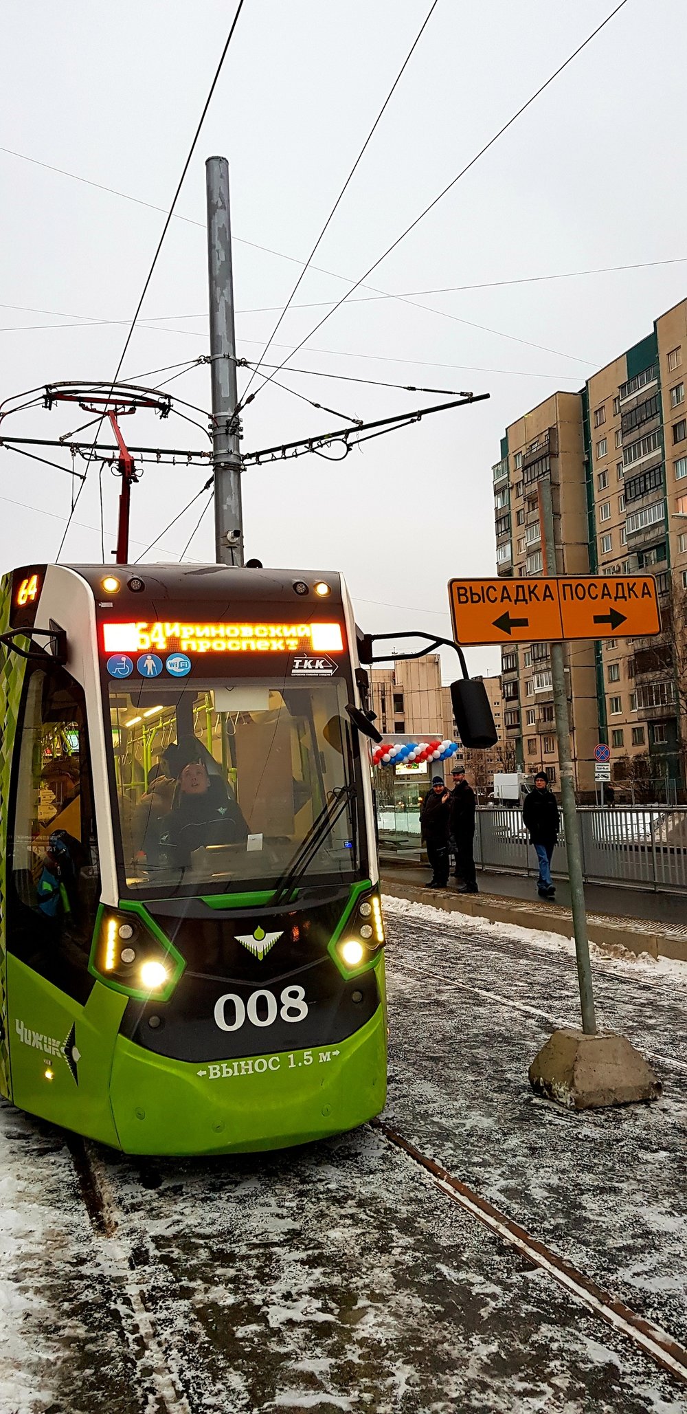 Horní snímek ukazuje první den provozu obnovené tramvajové linky č. 64. Návrat tramvaje na prospekt Nastavnikov se u místních obyvatel dočkal pozitivních reakcí. Síť Čižika je stavěna s pomocí nejmodernějších technologií, čehož je důkazem i informační systém na levém snímku. (foto: TKK)