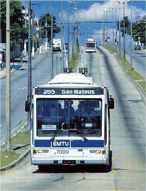 První vozy nového systému měly tehdy populární hranaté tvary. (foto: Associação Nacional dos Transportes Público; sbírka Allen Morrison)
