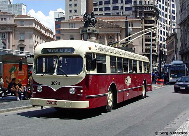 Na snímku z dubna 2009 vidíme historický vůz, který se zúčastnil 60letých oslav trolejbusů v São Paulu. Nebýt toho, že se primátorka musela z radnice 2005 ze svého křesla pakovat, kdo ví, jestli by ještě nějaké oslavy tou dobou byly. (foto: Sergio Martire/sbírka Allena Morrisona)
