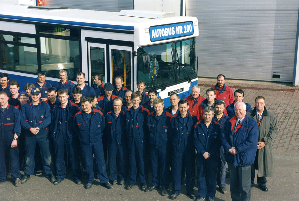Pracovníci Scania ve Słupsku (resp. tehdy ještě společného podniku Scania-KAPENA) u 100. vyrobeného autobusu. (foto: Scania)