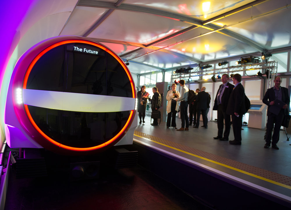 Ještě jeden pohled na představu Siemensu o možné podobě souprav metra pro Londýn z roku 2013. Takto odvážné by však nové vozy pro Londýn být neměly. (zdroj: Siemens)
