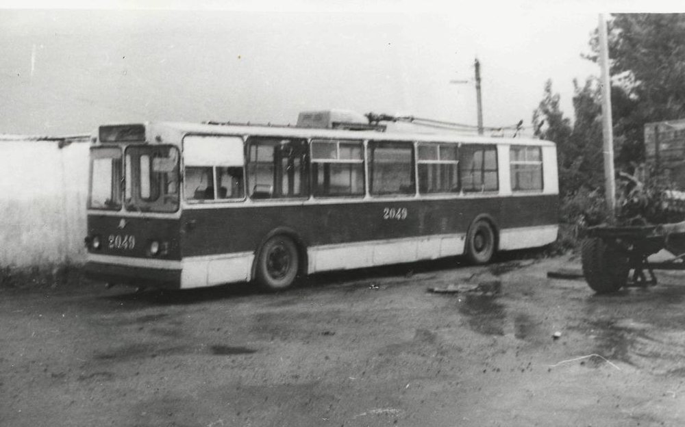 Opuštěné kišiněvské ZiU v létě roku 1994. (foto: Sergej Tarchov)