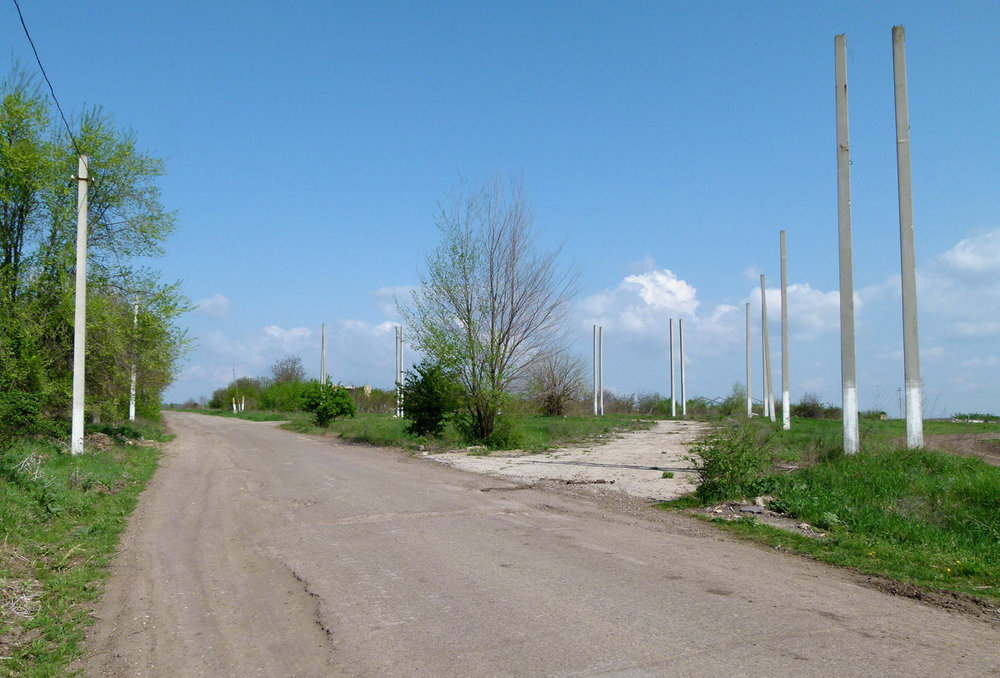 Vlevo: bývalá měnírna. Vpravo: konečná u sovchozu.