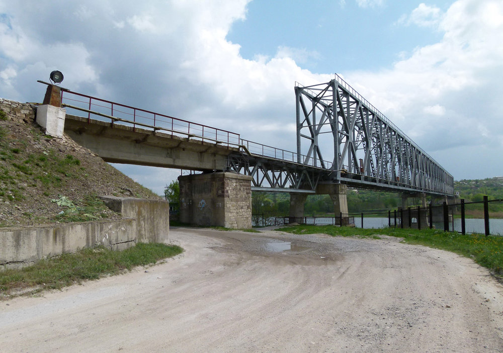 …a taky tento železniční most.