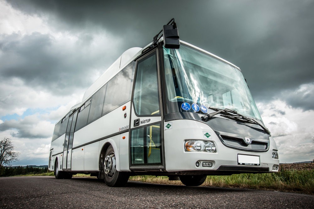 Plynový autobus SOR v částečně nízkopodlažní verzi. (foto: SOR Libchavy)