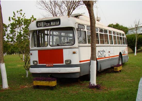 Na okraji města Conchal (200 km vzdušnou čarou od Santosu, severozápadním směrem) leží hotelový komplex Recanto Diegues, na jeho pozemku je i trolejbus. (foto: Recanto Diegues)