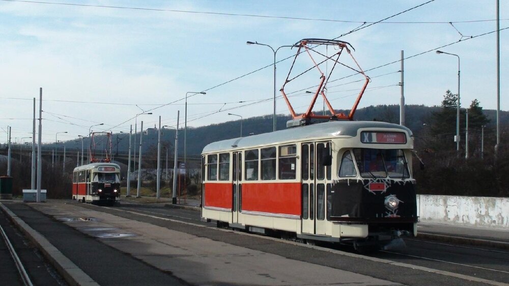 Každý správný hrdina používá masku. Na snímku vidíme hrdiny srdcí celého zástupu fanoušků dopravy. Tramvaje T2 ev. č. 6003 a 6004. Jejich maskování je ale jen dočasné. (foto: Ing. Jan Šurovský, Ph.D.)