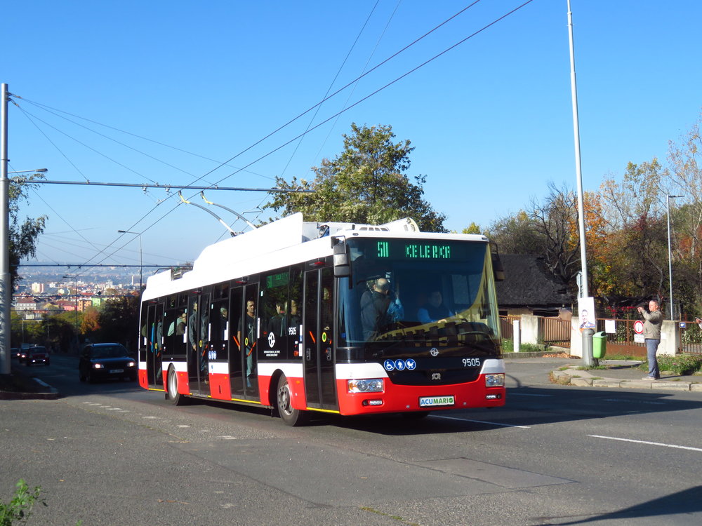 Na trati bude prozatím provozován jen jeden vůz - SOR TNB 12. Dne 15. 10. 2017 se otáčel přes konečnou na Proseku, v běžném provozu bude zajíždět až do Letňan. (foto: Ing. Filip Jiřík)