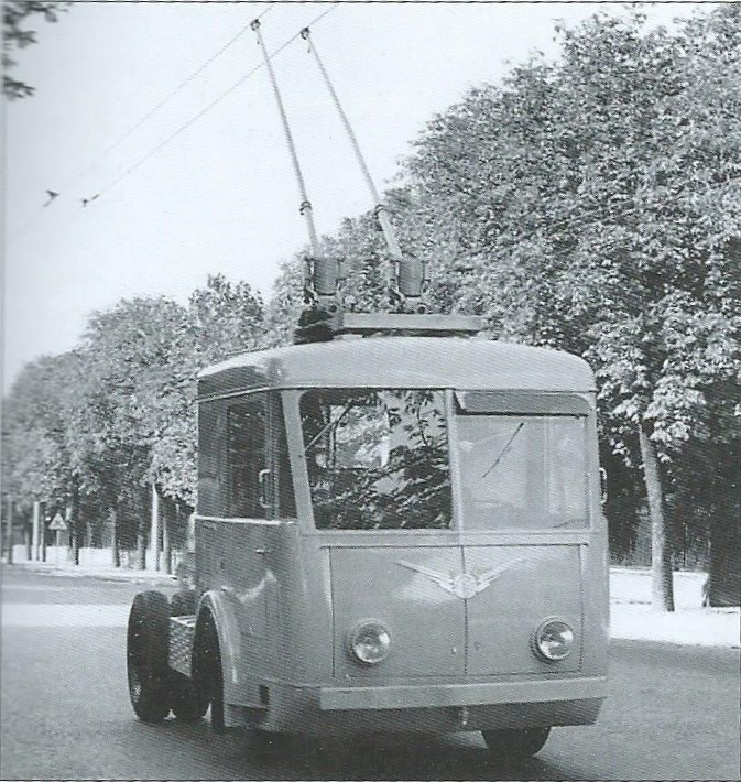 Zde ještě jednou tentýž tahač, a to při zkouškách. Mechanická část pocházela od Renaultu, stavbu vozidla ovšem prováděl podnik F. Genève. (foto: VETRA / archiv G. Mullera)