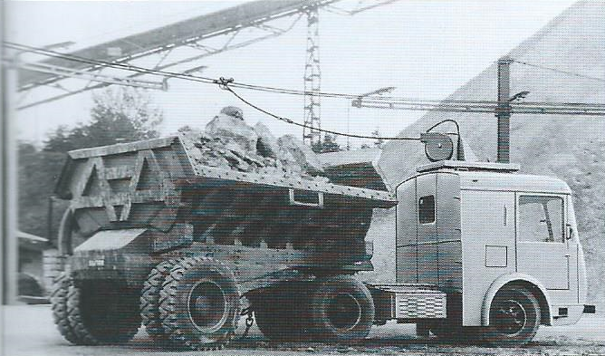 Pozorní čtenáři si všimnou, že tahač nemá, na rozdíl od předchozích dvou snímků, na střeše sběrače. Pro provoz v lomech se totiž ukázaly jako nepraktické, a tak byl zvolen vozík se čtyřmi kolečky. (foto: VETRA / archiv G. Mullera)