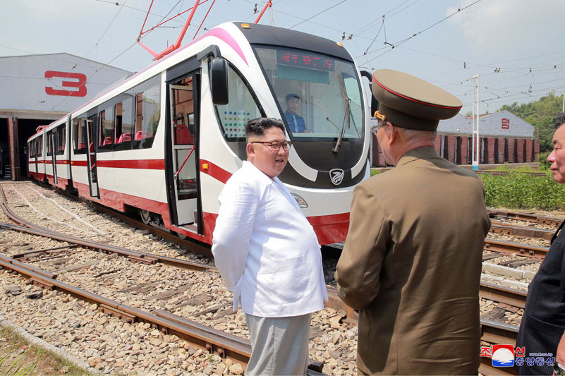 Ještě jeden pohled na Kim Čong-una u nové/modernizované tramvaje. (foto: KCNA)