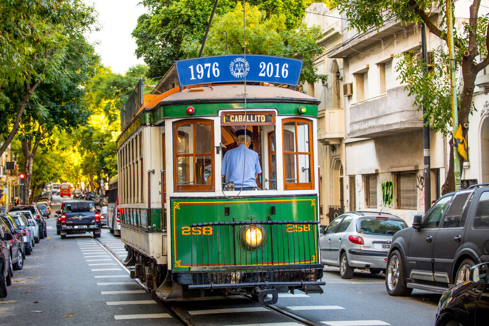 V Buenos Aires zůstávají jen dvě možnosti, jak se svézt tramvají. Jednou z nich je nevelký okruh ve čtvrti Caballito, na který pravidelně vyjíždějí historické vozy a slouží i jako přístupová cesta do podzemí metra, a druhou je pak místní neudržovaný systém Premetro, jenž se nachází v jihozápadním sektoru města a na kterém jsou k vidění tramvaje z 80. let. Jediný zachovalý vůz Alstom Citadis ze zkrachovalého projektu Tranvía del Este měl skončit právě na systému Premetra, avšak dosud jej nikdo nebyl schopen zprovoznit. Při návštěvě Premetra je ovšem nutné mít se na pozoru, sítě ve formě písmene Y totiž neprochází bezpečnými oblastmi. (foto: Gobierno de la Ciudad Autónoma de Buenos Aires)