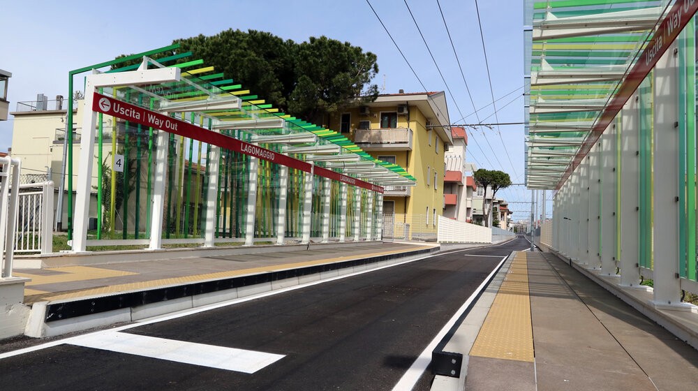 Metromare. I tak nazývají novou trolejbusovou trať o délce skoro 10 km, ze které ovšem moře (italsky mare) nejde vůbec vidět. Její implementace stála bez započtení vozidel více než 2 mld. eur. Za tyto prostředky přitom mohla být stávající stará trať vedená podél moře a dále skrz Rimini celá obnovena a její skromný vozový park přinejmenším ztrojnásoben. (foto: město Rimini)